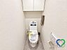 トイレ：《トイレ》清潔感のあるすっきりとしたトイレ空間。温水洗浄機能付き便座を備え、上部には収納スペースも設けられています。日用品を目立たせず収納でき、空間をきれいに保てます。