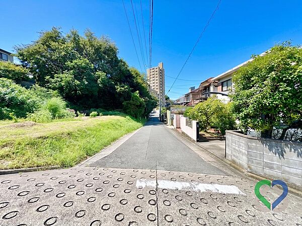 《道路幅員約５．０ｍ》北側前面道路（幅員約５．０ｍ）の様子です。お車のすれ違いや大型車の進入も比較的スムーズに行える道路幅を確保。建築時の工事車両の搬入や日常生活の移動も安心です。