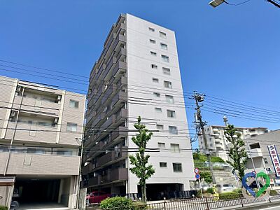 外観:《建物外観》緑豊かな東山エリアに調和する、落ち着いた佇まいの外観。陽当たりや通風にも恵まれた、日々の暮らしを穏やかに包み込む心地よいレジデンスです。 外観:《建物外観》緑豊かな東山エリアに調和する、落ち着いた佇まいの外観。陽当たりや通風にも恵まれた、日々の暮らしを穏やかに包み込む心地よいレジデンスです。