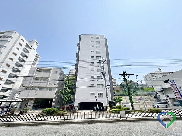 《建物外観》周辺の街並みに美しく映える、端正な佇まいの外観。陽当たりや通風にも恵まれた設計で、しっかりとした管理体制が住まう人の安心と快適な毎日を支えます。