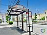 その他：《バス停徒歩１分》マンションから目と鼻の先の距離にあるバス停。雨の日や荷物の多い日でも濡れる心配が少なく、駅や中心部へダイレクトにアクセスできる、暮らしの快適性を高める利便性です。