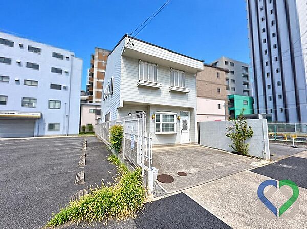 《建物外観》建物前面には駐車スペースが設けられており、玄関までの動線も確保されています。特徴的な出窓や窓飾りなど、細部のデザインにもこだわりが感じられます。