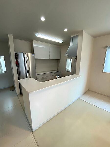 毎日の料理がもっと楽しくなる、機能性に優れたシステムキッチン。※本画像は「居住中」の物件であり、入居者様の家具をCGで消した画像も含まれており、現況と異なる可能性があります。予めご承知おきください。