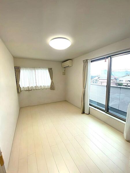 広さが心にもゆとりを生む、開放感あふれる主寝室。※本画像は「居住中」の物件であり、入居者様の家具をCGで消した画像も含まれており、現況と異なる可能性があります。予めご承知おきください。