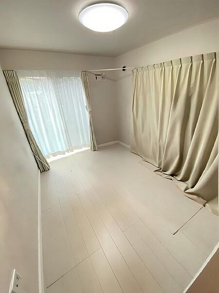 1階洋室毎日を心地よく過ごせる、明るい洋室。※本画像は「居住中」の物件であり、入居者様の家具をCGで消した画像も含まれており、現況と異なる可能性があります。予めご承知おきください。