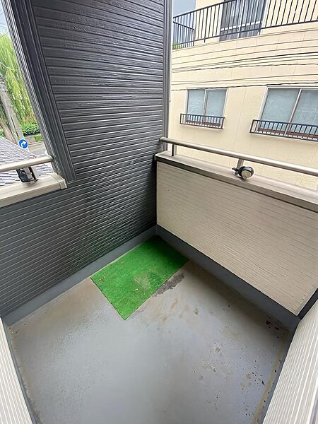 2階北西側バルコニー雨の日も安心。プライバシーにも配慮した、ゆとりの屋根付きバルコニー。