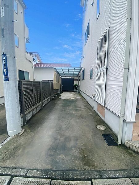 縦列駐車2台可能。ご家族のカーライフにゆとりを。