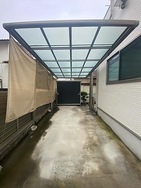 愛車を守り、毎日の乗り降りを快適にするカーポート付き。