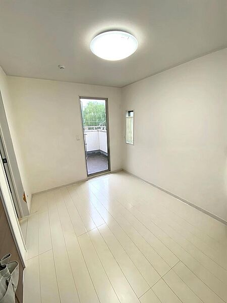 3階北側洋室ライフスタイルに合わせて使える、ゆとりの洋室。※本画像は「居住中」の物件であり、入居者様の家具をCGで消した画像も含まれており、現況と異なる可能性があります。予めご承知おきください。