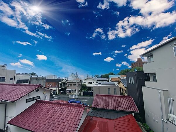 3階バルコニーからの眺望3階ならではの開放感。空と街並みを望む、心地よい眺望。