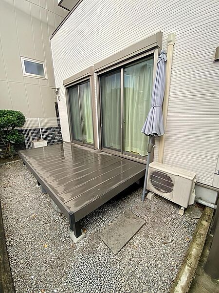 アウトドアリビングとして楽しめる、開放感あふれるウッドデッキ付き住宅。