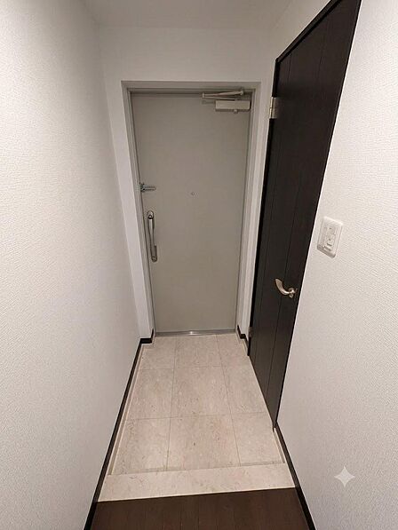 清潔感のある明るい玄関スペース。生活動線へスムーズにつながります。※本画像は居住中の物件であり、入居者様の家具をCGで消した画像も含まれます。