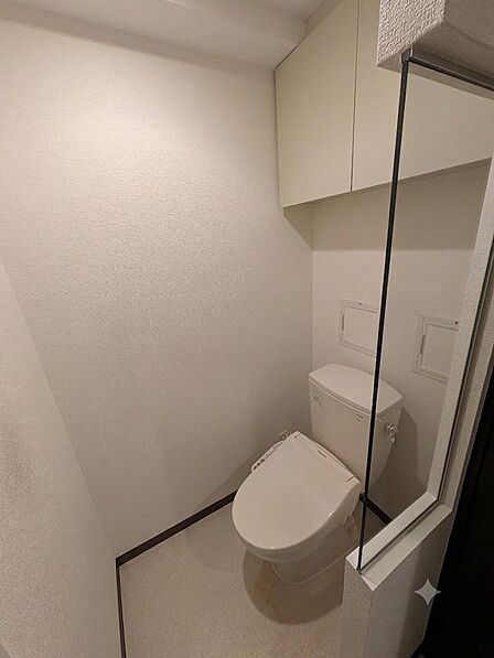清潔感があり、落ち着いて過ごせるシンプルなトイレ空間。※本画像は居住中の物件であり、入居者様の家具をCGで消した画像も含まれます。
