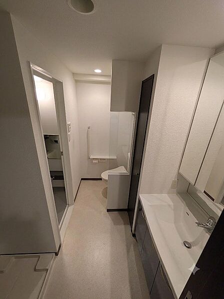 清潔感あふれる洗面室。脱衣スペースもすっきりとした設計です。※本画像は居住中の物件であり、入居者様の家具をCGで消した画像も含まれます。