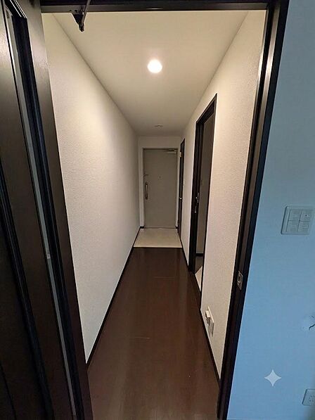 温かみのある木目調が印象的な落ち着いた雰囲気の廊下。※本画像は居住中の物件であり、入居者様の家具をCGで消した画像も含まれます。