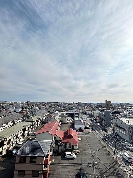 開放感をもたらす低層住宅中心の街並み。現地周辺は、低層住宅を中心とした落ち着いた街並みです。「ポレスター今泉スカイテラス」は周囲に高い建物がないため、開放感のあるパノラマの眺望が広がります。