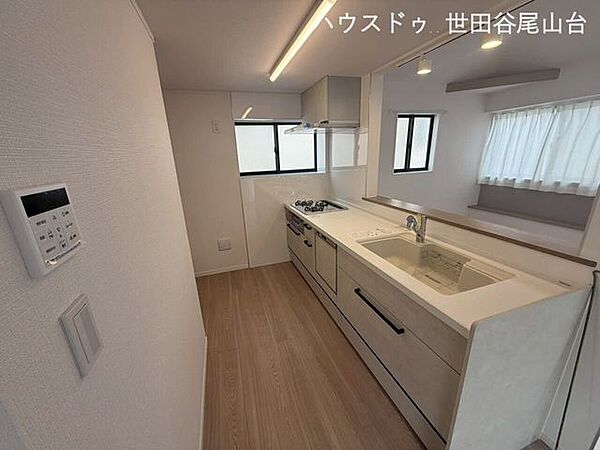 家族を見渡せる対面キッチンを採用。食洗機付きで後片付けの負担を軽減し、ゆとりある暮らしをサポートします。