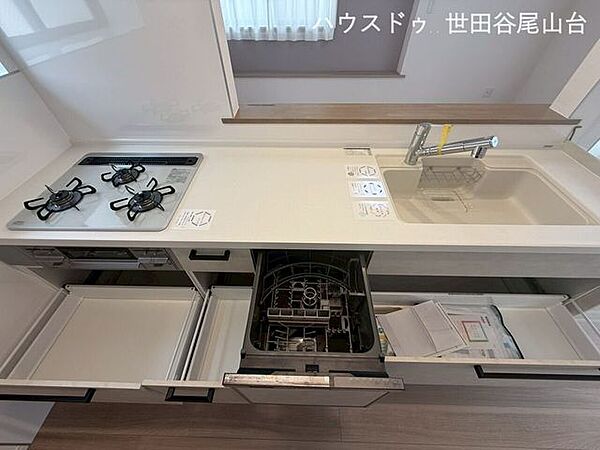 3口コンロ・グリル付きの機能的なキッチン。調理スペースもしっかり確保されており、毎日の家事効率を高めます。
