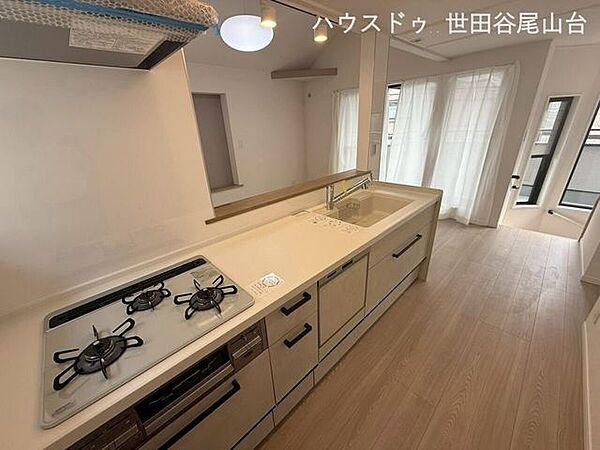食洗機・浄水器付きの対面式システムキッチンを新規交換。家族との会話を楽しみながら料理ができます。