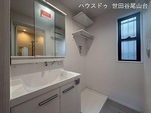 洗面化粧台と洗濯用水栓を新規交換。清潔感のある洗面空間に仕上がっています。