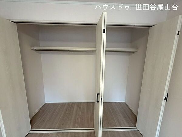 大型クローゼット付きで衣類や季節物もすっきり収納できます。