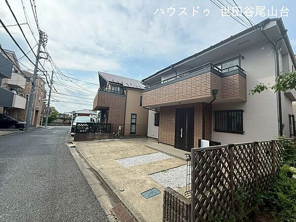 駐車2台可能なゆとりの敷地。自転車やバイクも置けるため、ご家族の移動手段をしっかり確保できます。