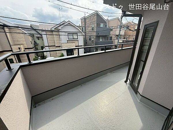 開放感のあるバルコニー。陽当たりと通風にも配慮された住空間です。