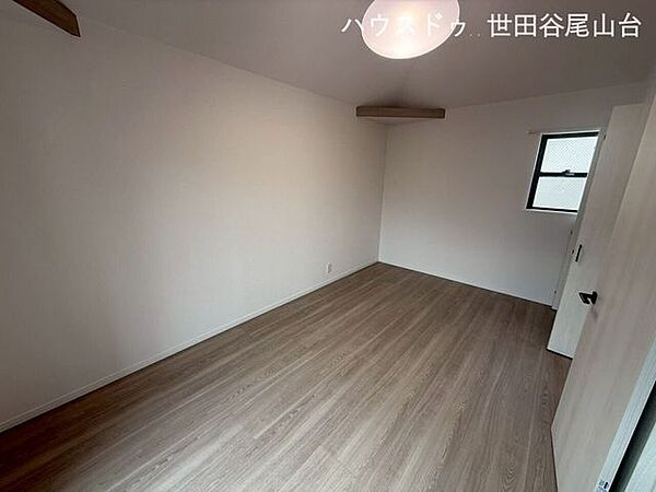 約7.5帖のゆとりある主寝室。家具配置もしやすく落ち着いた空間です。