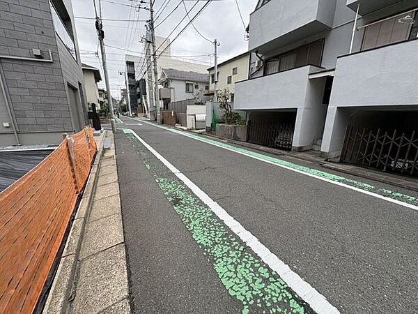 東側公道に面しているため、東向きに窓を設置すれば、柔らかな朝日が差し込み、明るい日中を過ごすことができます。