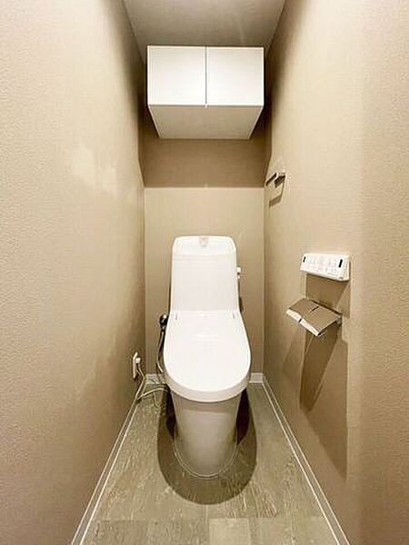 清潔感のある快適なトイレ空間。毎日気持ちよく使える、落ち着きのあるデザインです。※施工例です