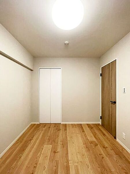 家具の配置がしやすいシンプルな洋室。寝室や書斎など、ライフスタイルに合わせて活用できます。※施工例です