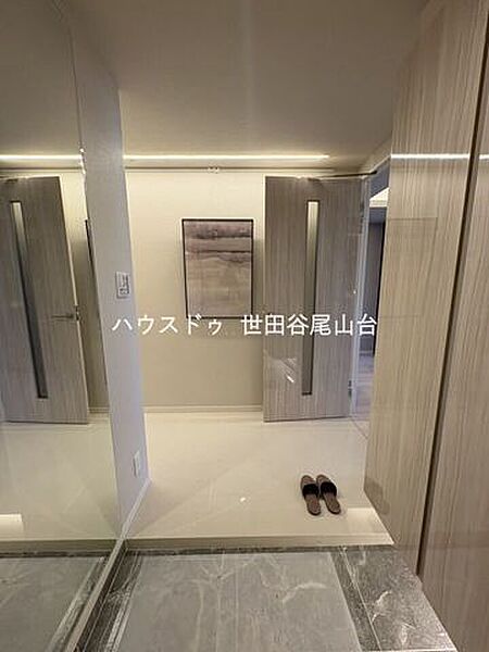 全身鏡が迎える上質な玄関。お出かけ前の身支度も気持ちよく整います。