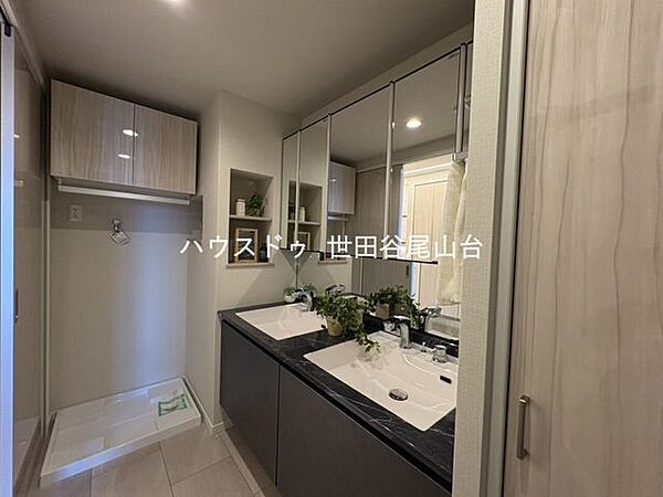 洗面ボウル2台を備えたゆとりある洗面室。朝の支度もスムーズです。