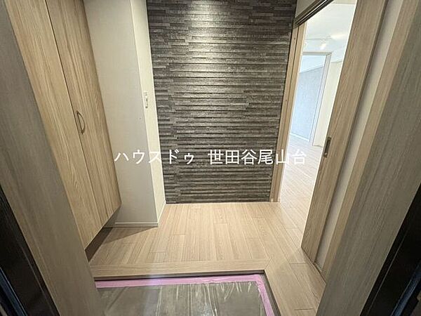 収納力のある下足入れ付きで、玄関はいつでもすっきり。居室が見えにくい間取りのため、プライバシーにも配慮された玄関です。