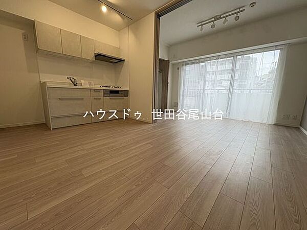 LDKは6.0帖の洋室と直結しており、引き戸を開放するとより開放的で広々とした空間へと様変わりします。