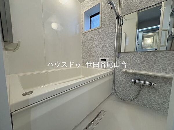 追焚機能・浴室換気乾燥機付きの浴室。洗面室とつながる使いやすい動線で、毎日のバスタイムはもちろん、雨の日のお洗濯も快適にこなせます。