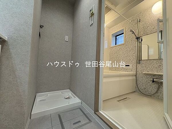 洗面室は浴室と隣接した使いやすいレイアウト。朝の身支度から帰宅後までスムーズに使える快適な動線が魅力です。