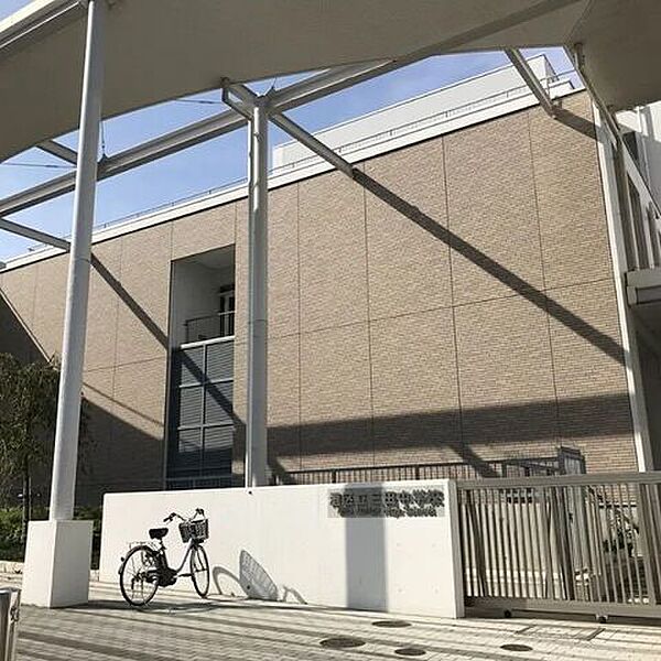 港区立三田中学校 760m