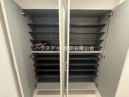 収納力のある下足入れを備えた玄関。散らかりがちな靴も整理しやすく、すっきりとした空間を保てます。