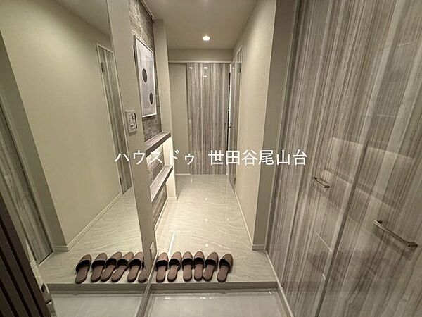 全身鏡付きの玄関で、お出かけ前の身だしなみチェックも便利。シューズインクローゼット付きで収納力も充実しています。