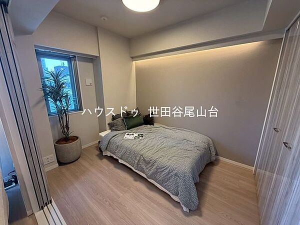 洋室は落ち着いた雰囲気の主寝室。ウォークインクローゼット付きで室内を広々と使えます。
