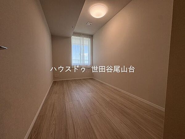 約5.7帖の洋室は収納付きで使い勝手も良好。居住性と機能性を兼ね備えた快適なプライベート空間です。