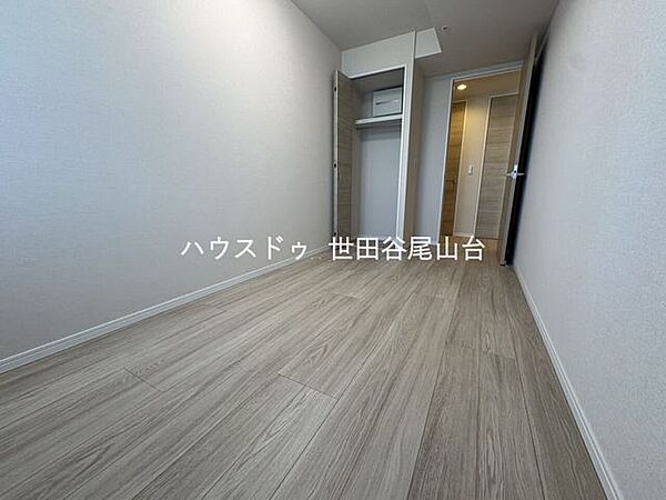 クローゼットを備えた5.7帖の洋室。家具の配置もしやすく、ライフスタイルに合わせて使える機能的な一室です。