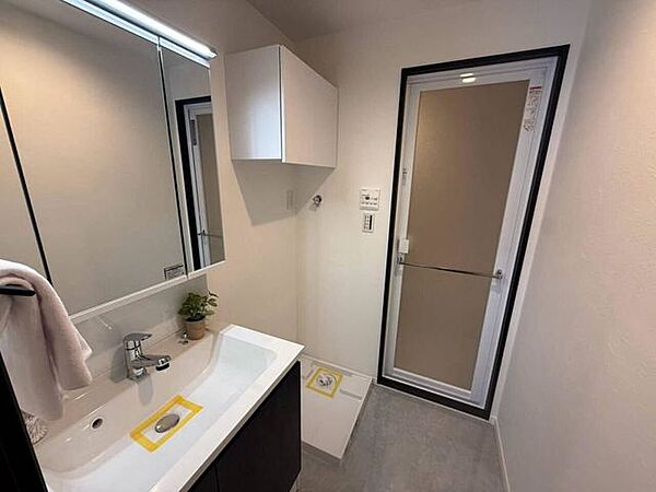 洗面室と浴室をまとめた使いやすい水まわり動線。身支度や洗濯もスムーズに行えます。収納スペースも確保され、毎日を快適に過ごせる機能的な空間です。