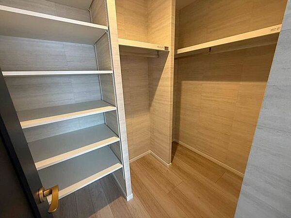 ハンガーパイプと豊富な収納棚を備えたウォークインクローゼット。衣類はもちろん、バッグや小物、季節用品までまとめて収納でき、お部屋をすっきり広く使えます。