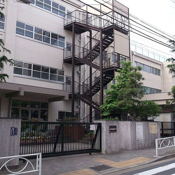 目黒区立中根小学校 380m