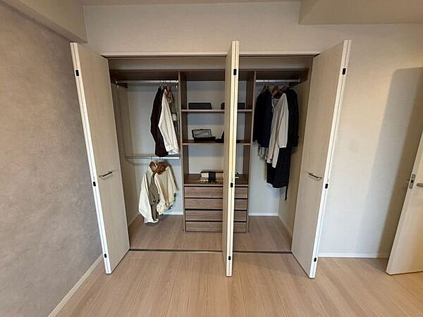 ハンガーパイプ付きのクローゼットで、お洋服を掛けたまま収納できます。