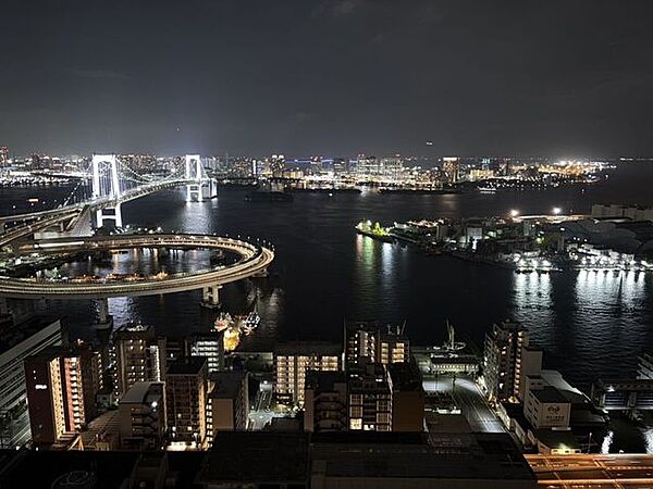 水辺と都心の灯りが織りなす、美しい夜景をお楽しみいただけます。