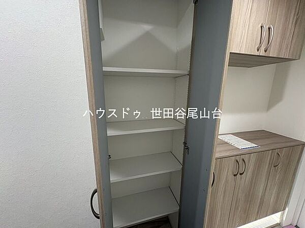玄関収納は3か所に分かれており、収納力抜群。普段図解のスニーカーはもちろん、高さを取るブーツやヒールなども安全に収納できます。
