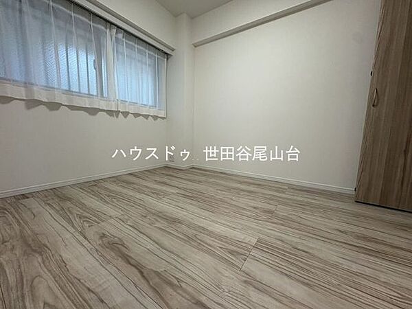 玄関横約4.2帖の洋室。全居室フローリングの統一感のあるデザインで、白を基調としたシンプルな色合いは、お客様好みのインテリアの個性を際立たせてくれます。